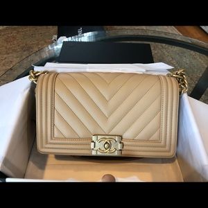 Brand NWT chanel boy bag in beige chevron lambskin